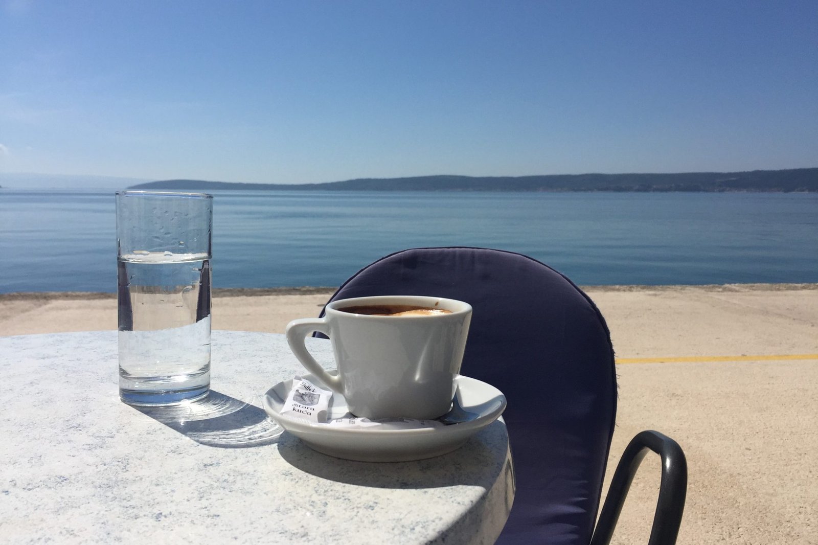 Kahvi Adrianmeren rannalla