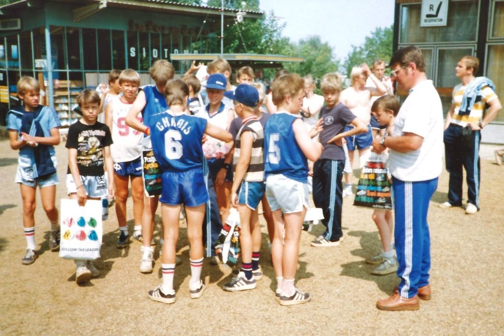 Jalkapallojoukkue 80 -luvun Unkarissa shoppailemassa