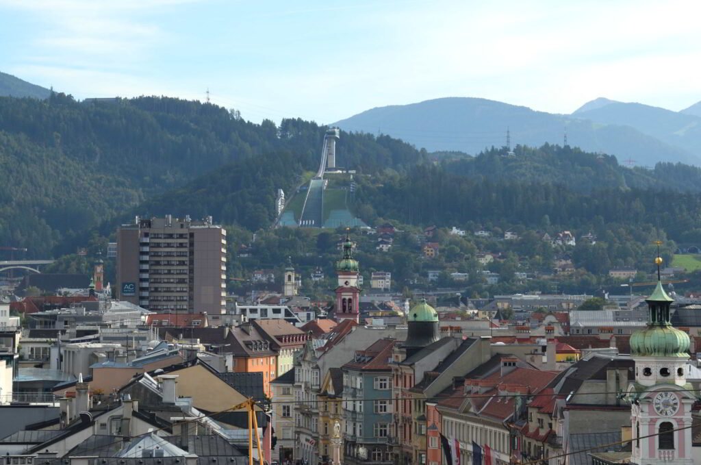 Bergisel mäkihyppytorni katsottuna Innsbruckin Kaupungin Tornista