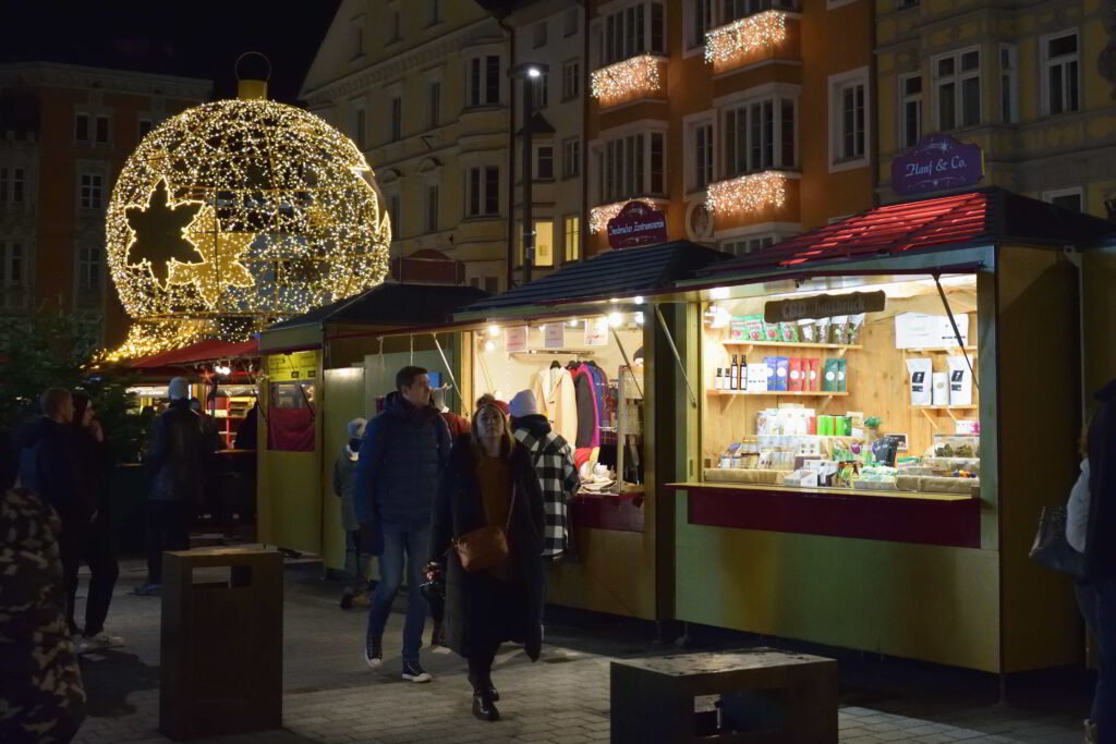 Joulutoreja Itävallassa, tässä Maria-Theresien-Strasse joulumarkkinat