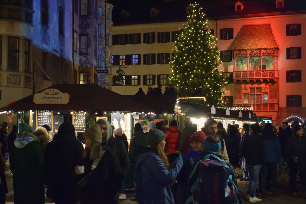 Tunnelmalliset joulumarkkinat Tirolissa, Innsbruck vanhakaupunki.