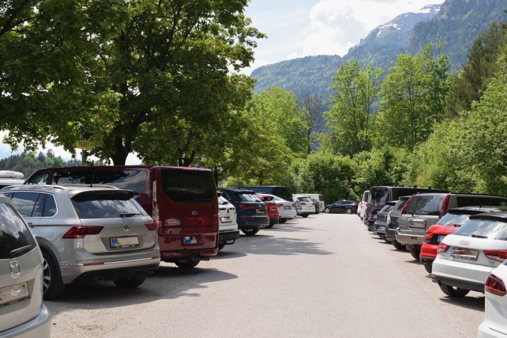 Reintalersee parkkipaikka, jossa on paljon autoja