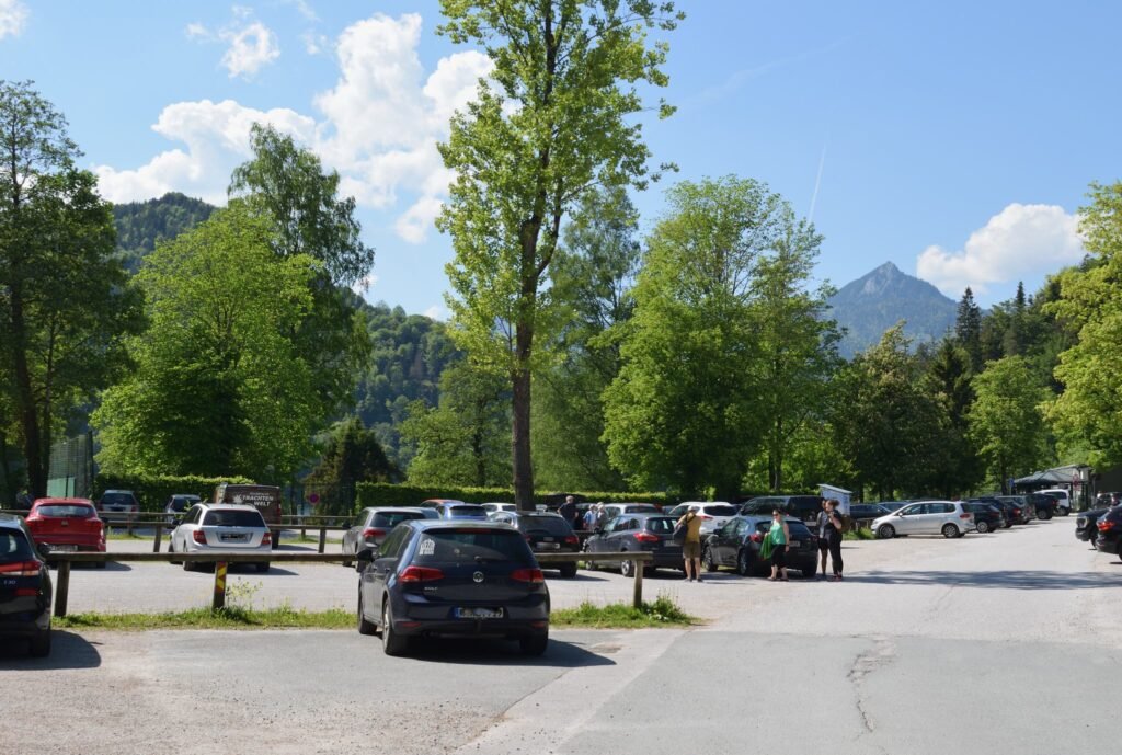 Hechtsee -järven parkkipaikka, jossa on autoja