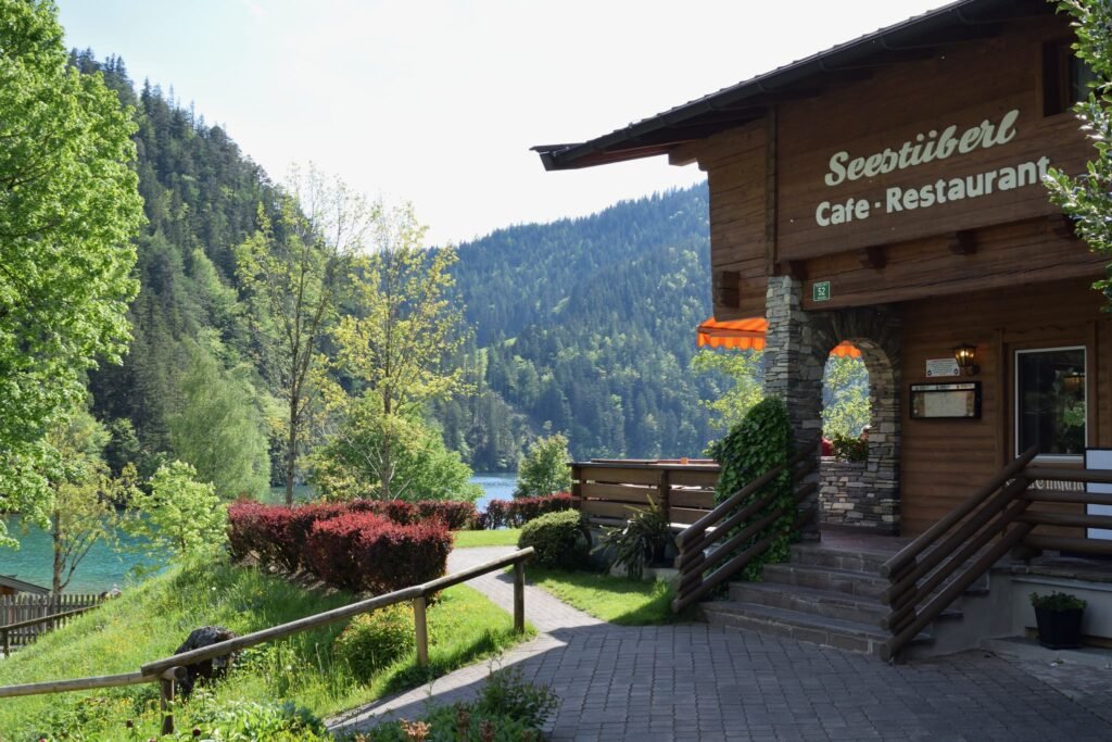 Ravintola Seestüberl kulma ja taustalla Hintersteinersee