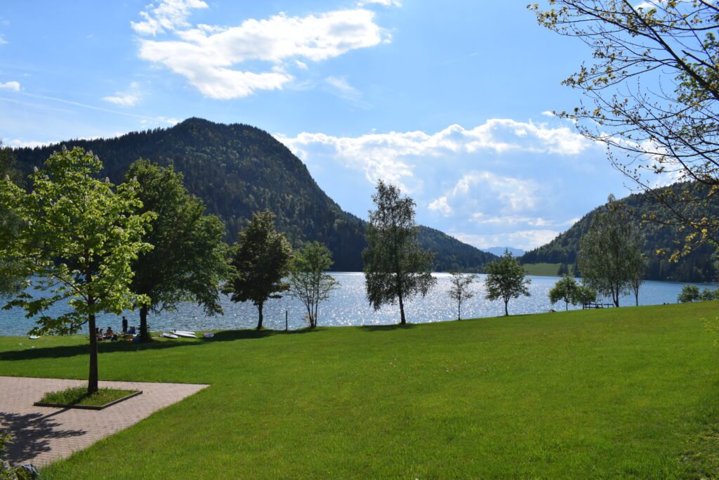 Hintersteinersee uimaranta edustalla ja taustalla järvi