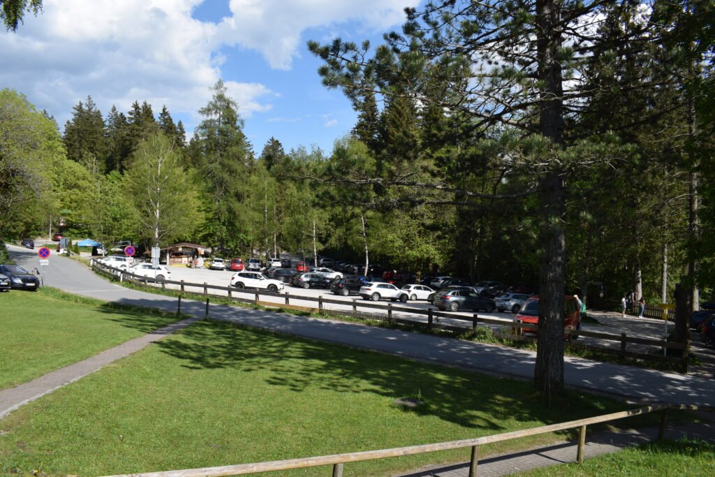 Hintersteinersee parkkipaikka, jossa autoja