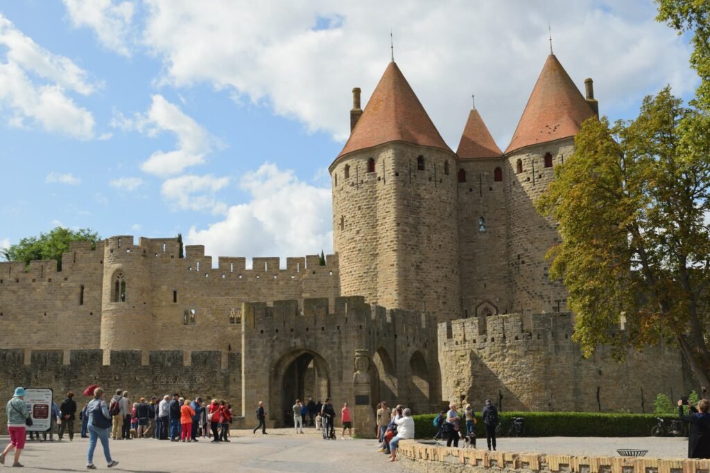 Carcassonne keskiaikaisen kaupungin muurin edessä on paljon ihmisiä