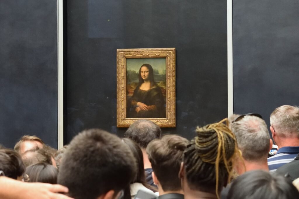 Mona Lisa maalaus Louvren seinällä