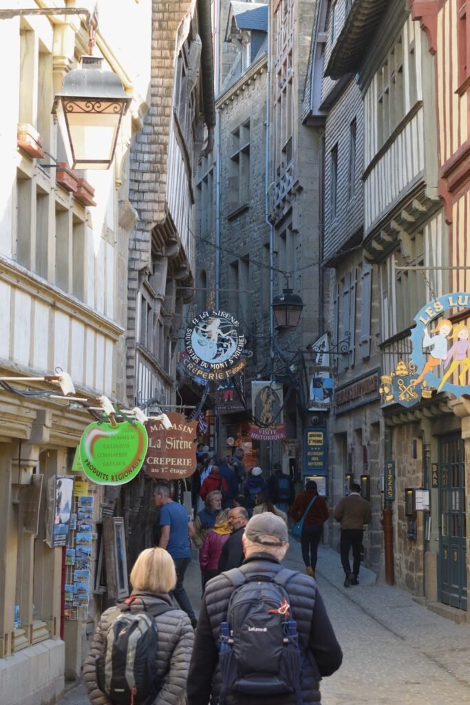 Mont Saint-Michel kommuunin kuja, jossa ihmiset kävelevät