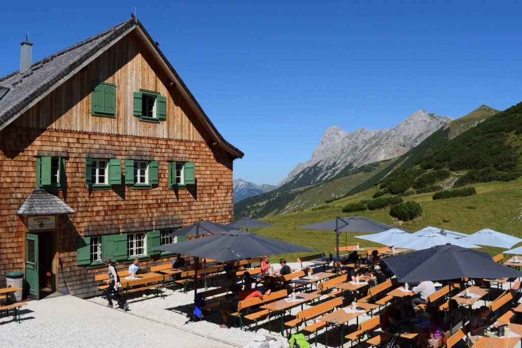 Keskivaikea patikointi Tirolissa Falkenhütte alppimajalle Karwendel luonnonpuistossa