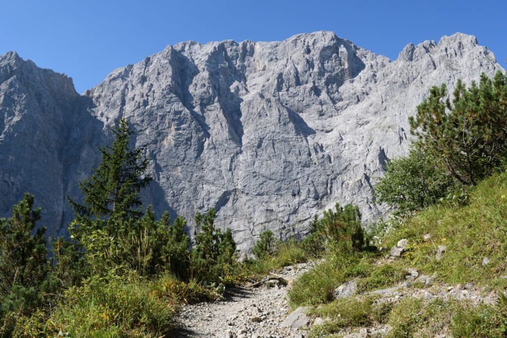 Vuorenseinämä lähestyttäessä Lalider -seinämää Falkenhütte patikointireitillä