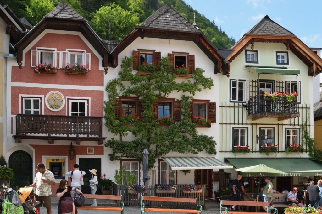 Hallstatt keskustorin laidan kauniita rakennuksia