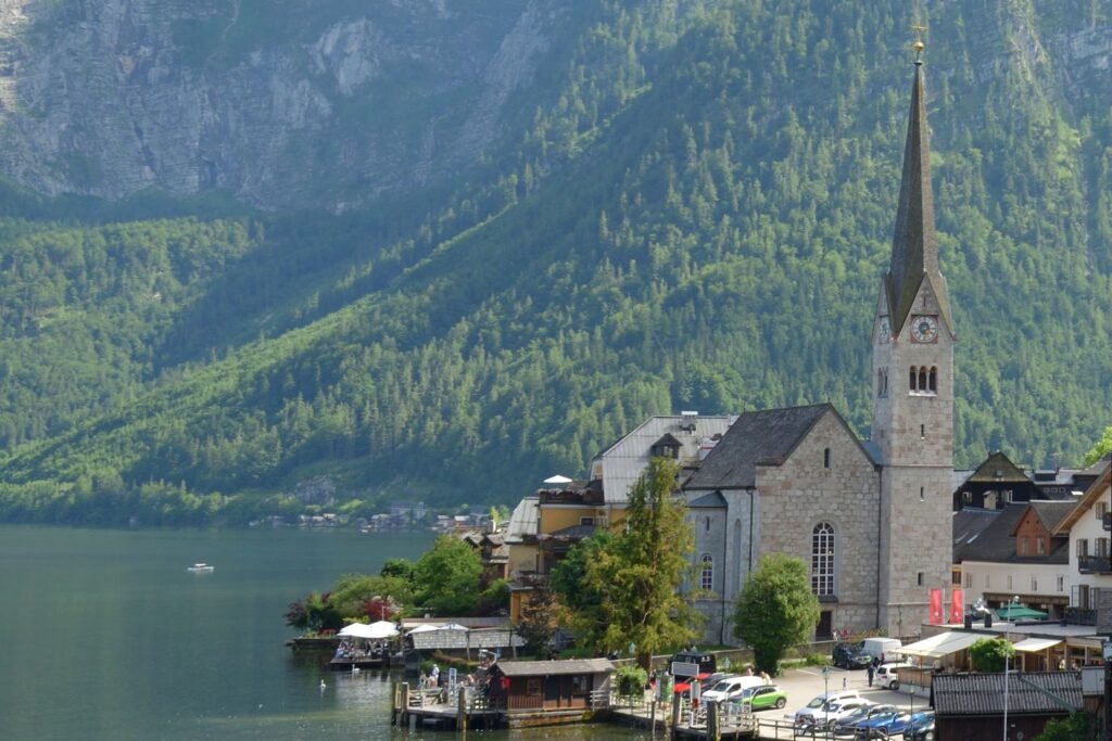 Itävaltalaisen pikkukaupungin Hallstattin ikoninen silhuetti