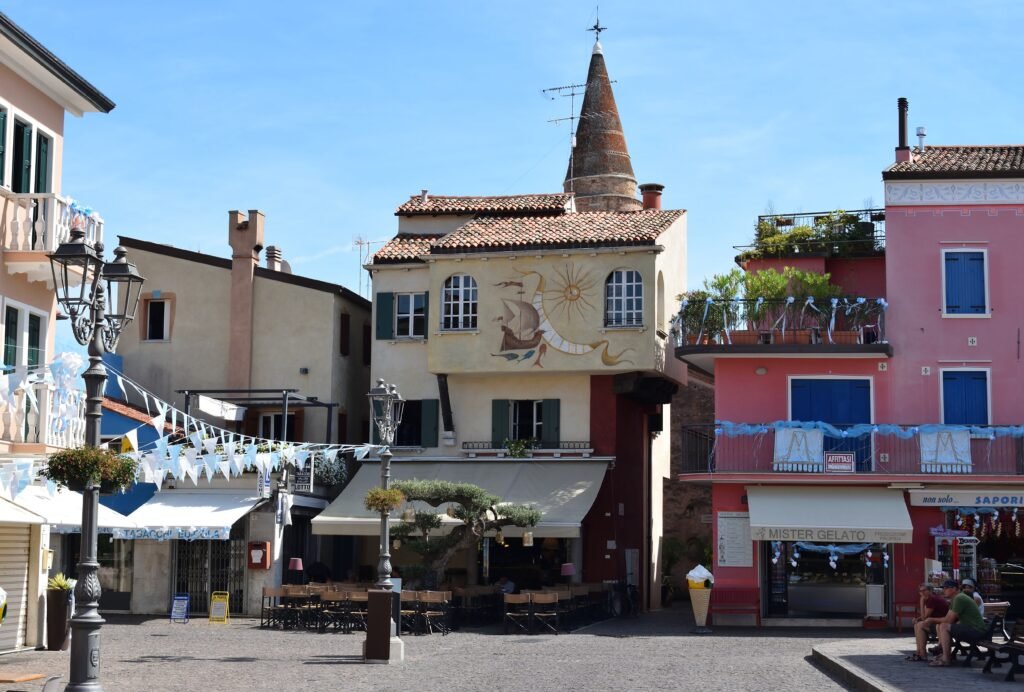 Vanhan italialaisen rantakaupungin Caorlen viihtyisää keskustaa