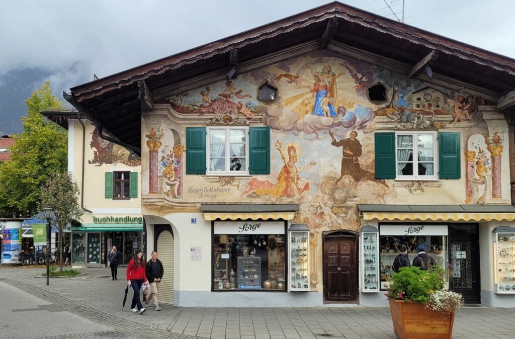 Baijerilaisen Garmisch-Partenkirchenin keskustan taiteellisia seinämaalauksia