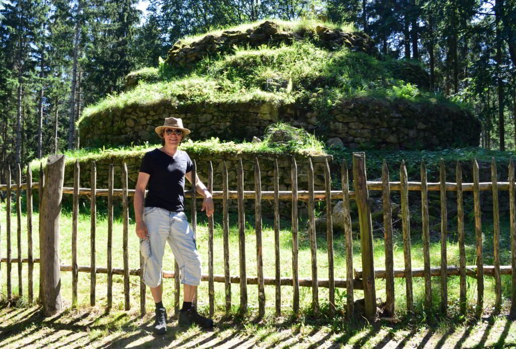 Mies seisoo Gross Gerungissa sijaitsevan kivipyramidin edessä