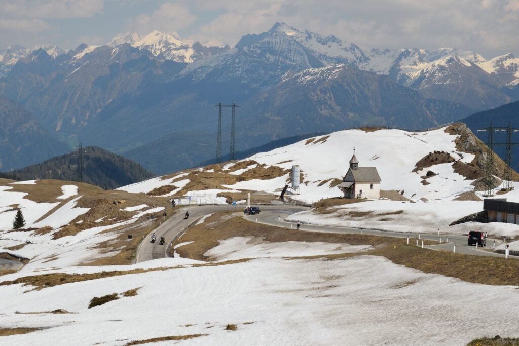 Luminen alppimaisema kuvattuna toukokuun alussa Jaufenpass pohjoiseen