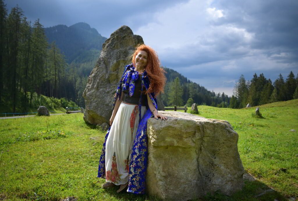 Nainen keskellä Tschenglan kivikehiä