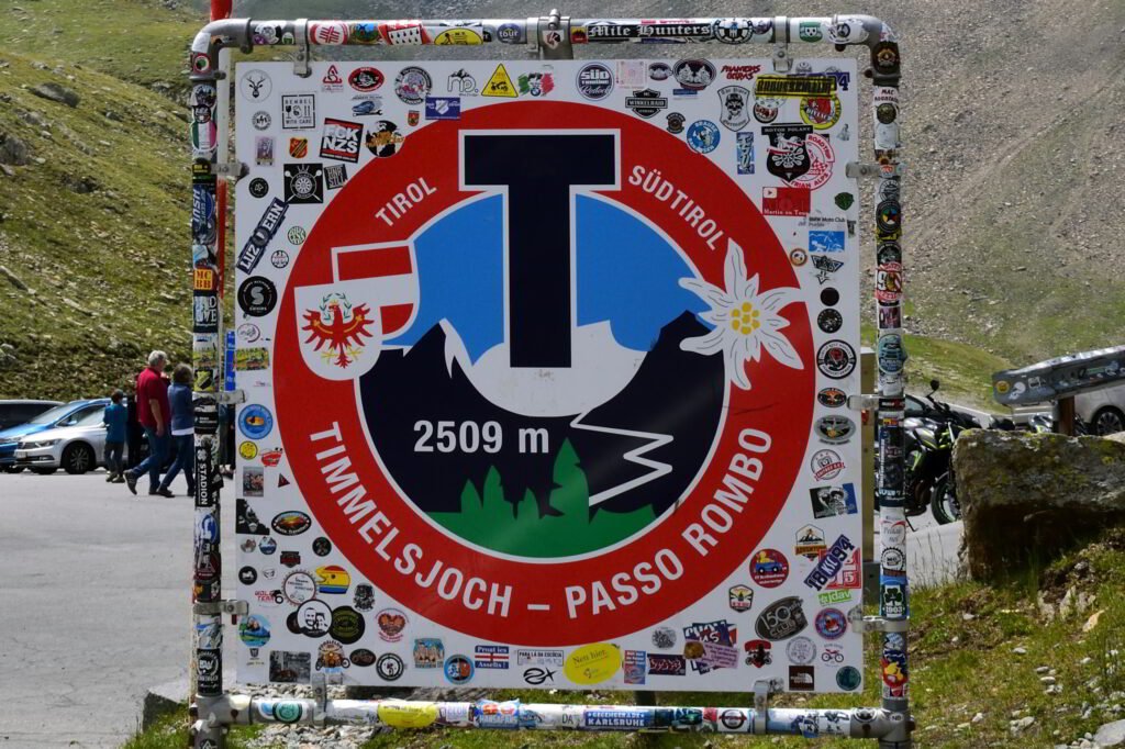 Kyltti, jossa lukee Timmelsjoch - Passo Rombo